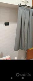due pantaloni a palazzo grigio e bianco
