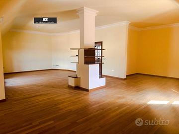 Attico / Mansarda di 200 m² con 5 locali a Teramo