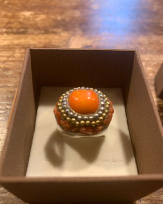 Anello con corallo