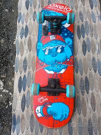 Skate con protezioni.