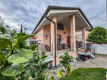 Villa di 240 m² con più di 5 locali a Roma