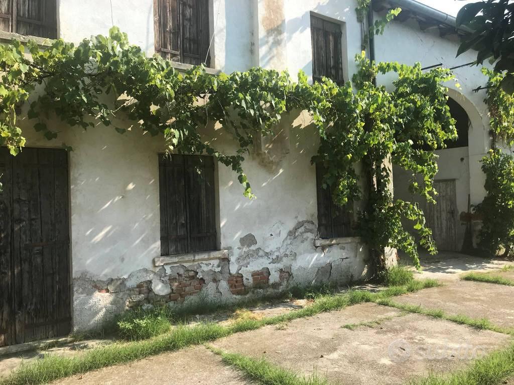 Rustico / Casale di 250 m² con più di 5 locali a R - Vista 3