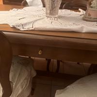 Tavolo di noce massiccia