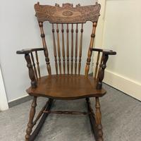 Sedia a dondolo vintage in legno intagliato