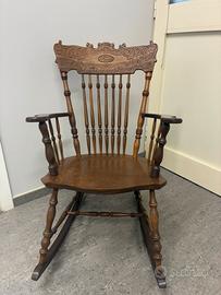 Sedia a dondolo vintage in legno intagliato