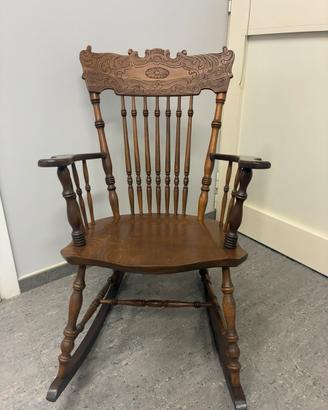 Sedia a dondolo vintage in legno intagliato