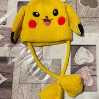 Cappello Pikachu lana. Le orecchie si sollevano.
