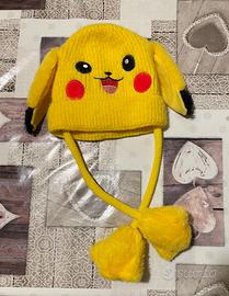Cappello Pikachu lana. Le orecchie si sollevano.