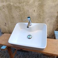 Lavabo d'appoggio con piletta e miscelatore