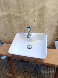 Lavabo d'appoggio con piletta e miscelatore