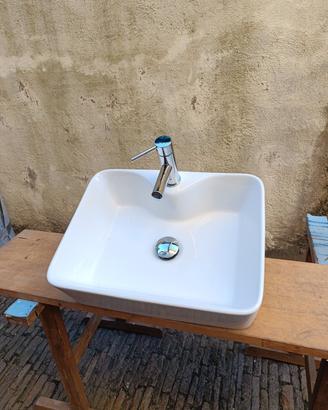 Lavabo d'appoggio con piletta e miscelatore