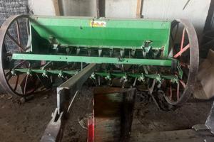Seminatrice trainata a ruote in ferro