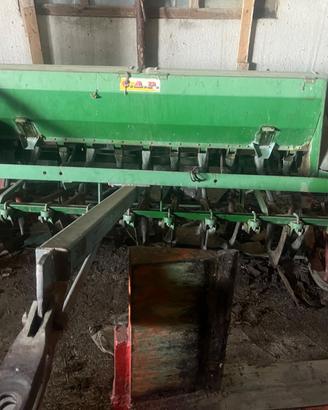 Seminatrice trainata a ruote in ferro