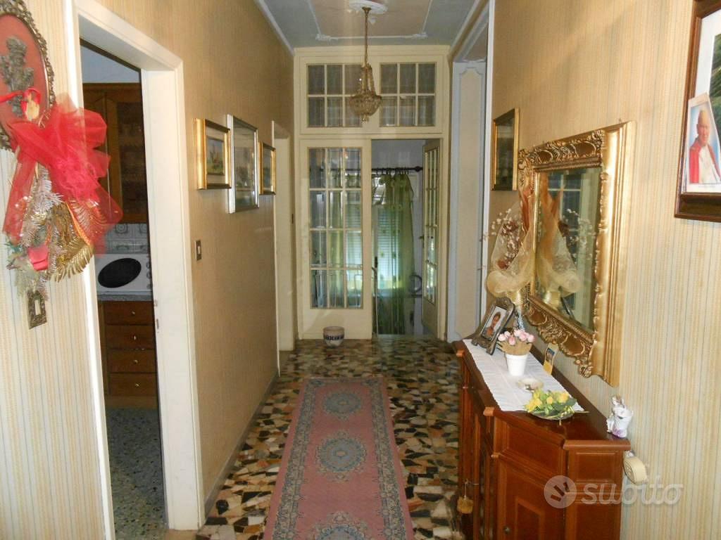 Villa di 305 m² con 5 locali a Lucca
