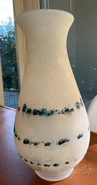 Vaso di vetro con decorazioni blu e turchesi