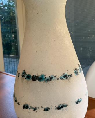 Vaso di vetro con decorazioni blu e turchesi