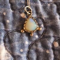 catenina con ciondolo opale