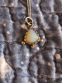 catenina con ciondolo opale