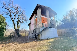 Casa singola con strada privata in zona collinare