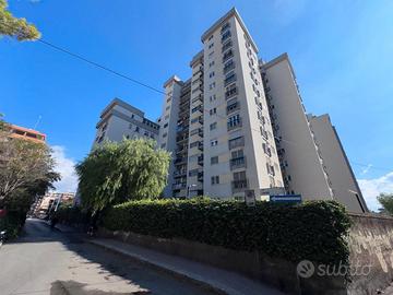 Via lazio con posto auto in stabile recintato