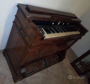 Organo a pedali vintage.