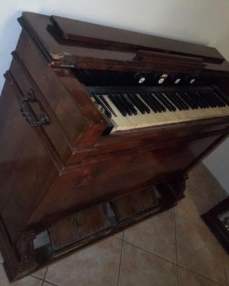 Organo a pedali vintage.