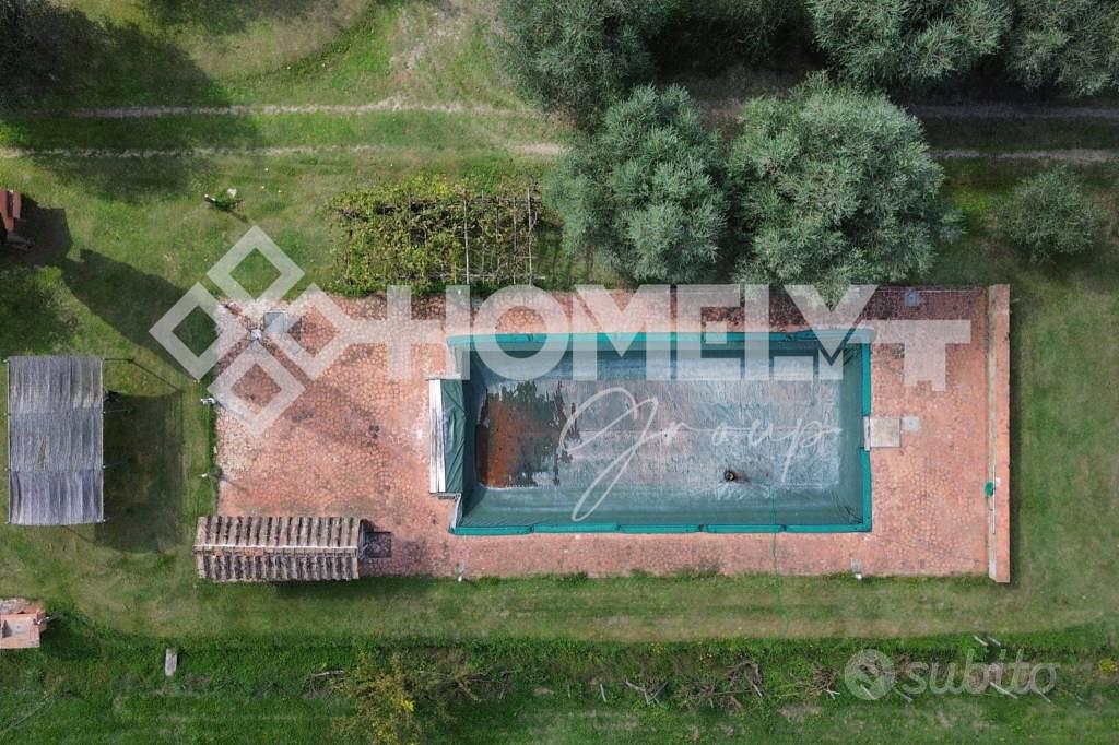 Rustico / Casale di 1000 m² con più di 5 locali a - Altro