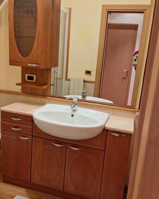 mobile da bagno con ripiano in marmo