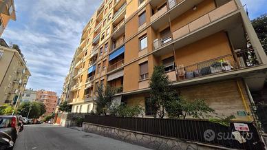 Appartamento di 126 m² con più di 5 locali a Genov