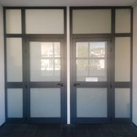 Porte alluminio con apertura antipanico e vetrate