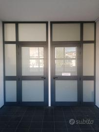 Porte alluminio con apertura antipanico e vetrate