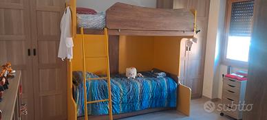 Letto a castello triplo