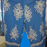 Pantaloni azzurri con fantasia floreale