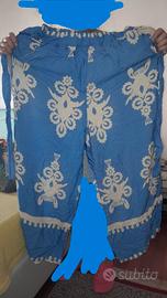 Pantaloni azzurri con fantasia floreale