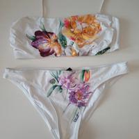 costume bianco con fantasia floreale e pailettes