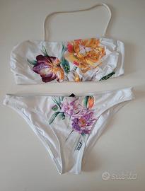 costume bianco con fantasia floreale e pailettes