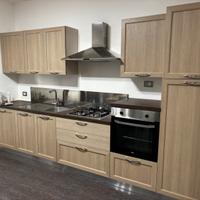 Cucina con elettrodomestici