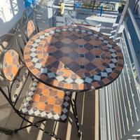 Un tavolo e 2 sedie di metallo