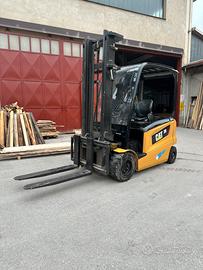 Carrello elevatore Caterpillar 3000 kg