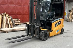 Carrello elevatore Caterpillar 3000 kg