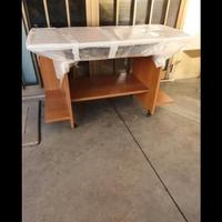 Scrivania con rotelle per spostare facilmente.