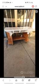 Scrivania con rotelle per spostare facilmente.