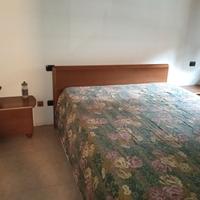 Camera da letto con comò e comodini