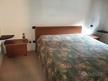 Camera da letto con comò e comodini