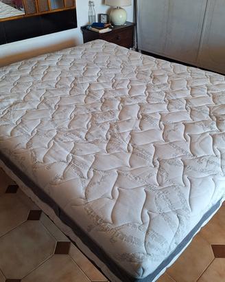 Materasso matrimoniale premium con rete a doghe.