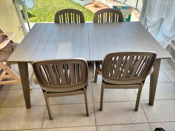 tavolo e sedie da esterno