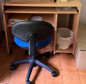 Sedia da ufficio e scrivania porta computer