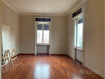 Appartamento di 160 m² con più di 5 locali a Reggi