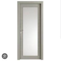 Stock di sei porte interne imballate. 