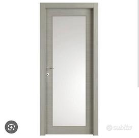 Stock di sei porte interne imballate. 